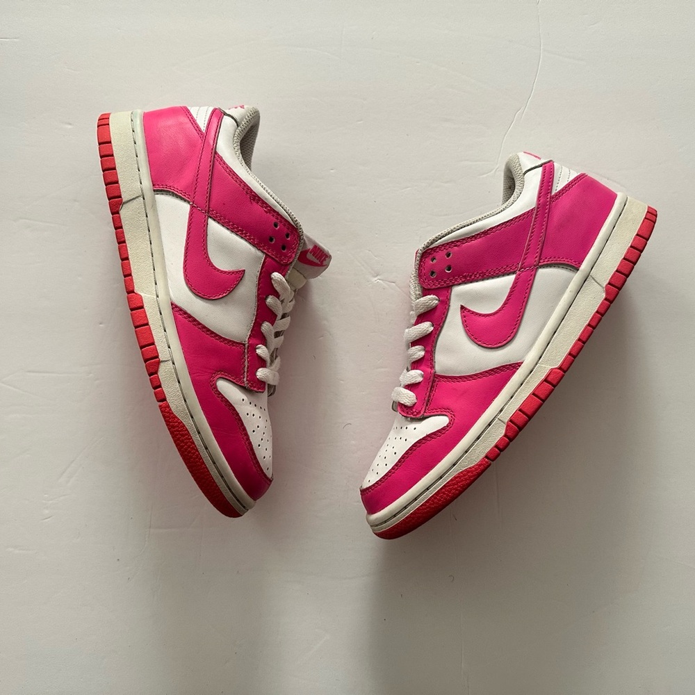 Nike Dunk Low Laser Fuchsia (GS) size 5.5y